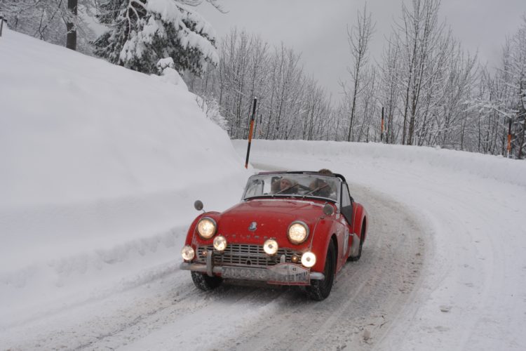 auto in sneeuw